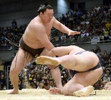 Hakuho bounces back, Terunofuji still in with shot at title