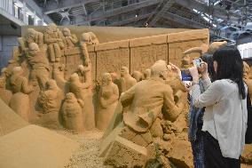 Fall of Berlin Wall sand sculpture in Tottori