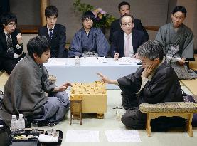 "Shogi" champion Habu, challenger Namekata review "Meijin" title match