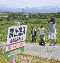 "Keep off" sign in Chinese, English to guard fields in north Japan