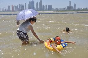 Chinese boy enjoys swimming in Yangtze River to beat summer heat