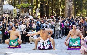 Dohyoiri ritual held at Toshogu Shrine for 1st time