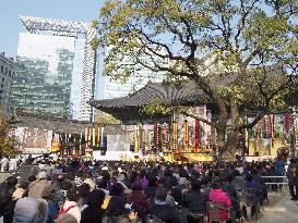Seoul temple, police in standoff over hiding labor activist