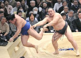 Asashoryu improves to 2-0 at spring sumo