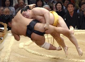 Asashoryu still on fire at spring sumo