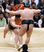 Ozeki Harumafuji beats Kyokutenho to stay tied for Osaka lead