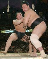 Asashoryu marks 11th straight win at sumo tourney