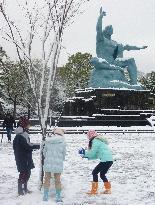 Snow hits western Japan