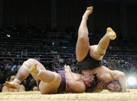 Kotooshu beats Dejima