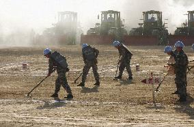 China offers press viewing of land mine clearing drill