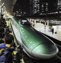 Long-nosed bullet train 'debuts' in Tokyo