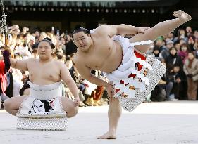 Asashoryu performs ring ritual at Tokyo's Meiji Shrine