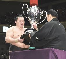 Hakuho finishes perfect in New Year sumo tournament