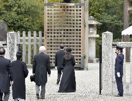 Princess Kako walks toward tomb of Japan's legendary first emperor