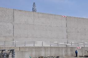 Nuclear plant wall against tsunami of up to 15 meters shown to press