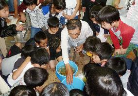Pupils in Osaka Pref. learn how to cultivate rice seeds