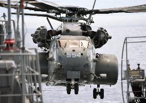 U.S. helicopter seen in minesweeping exercise