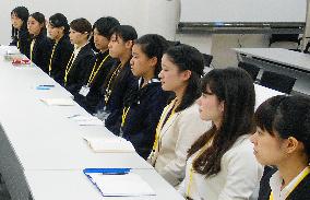 Japanese high school students meet Pugwash Conference president