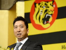 Fujikawa rejoins Hanshin Tigers
