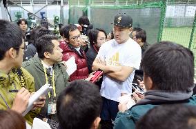 Yankees pitcher Tanaka meets with reporters