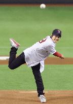 Popular Japanese teen golfer Ishikawa throws ceremonial pitch