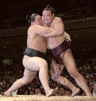Asashoryu beats Takamisakari