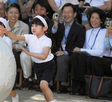 Princess Aiko takes part in kindergarten athletic meet