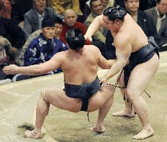Asashoryu stays tied for lead with rival Hakuho