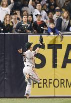 Aoki makes catch on deep fly ball