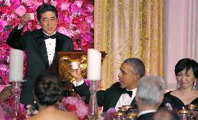 Obama hosts banquet for Abe