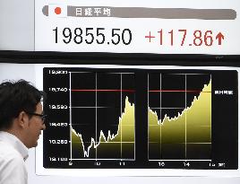 Nikkei claims narrow gain after tumbling