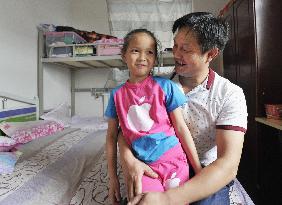 Migrant worker in Beijing meets visiting daughter in summer vacation