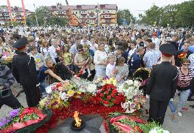 Russian citizens pay floral tributes at Eternal Flame Memorial