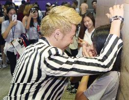 S. Korean couple poses in "kabe-don" romantic style