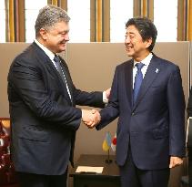 Abe, Poroshenko hold talks at UN headquarters