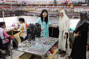 Japanese woman operates bead craft workshop in Islamabad