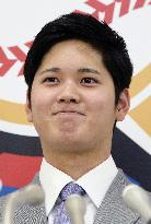 Otani re-signs for 200 mil. yen with Fighters