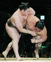 Hakuho beats Wakanosato at New Year sumo