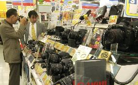 Camera makers out to boost sales of digital SRL models