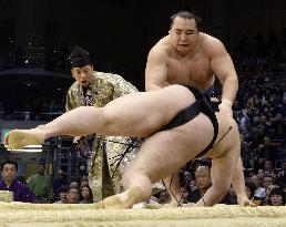 Hakuho, Kakuryu share Kyushu lead with 3 days to go