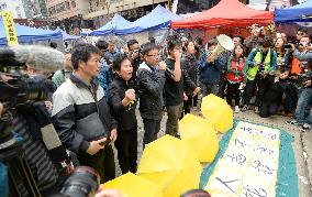 Police start removing barricades at last occupation site
