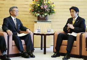 Abe, Okinawa governor remain apart over Futenma relocation