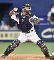 Dragons catcher Tanishige sets games-played record