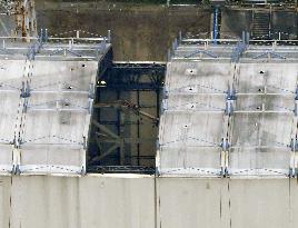 Dismantling reactor building cover at Fukushima Daiichi plant
