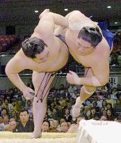 Asashoryu marches on to stay tied for lead at spring sumo