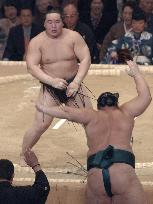 Asashoryu wins at Kyushu sumo