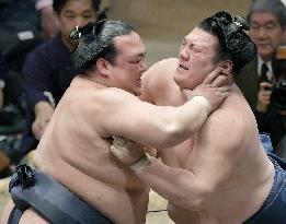 Sumo: Kisenosato still on top at New Year basho
