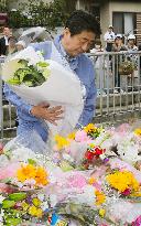 Abe visits quake-hit elementary school in Osaka