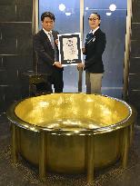 World's heaviest gold bathtub