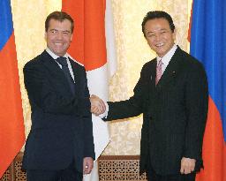 Aso, Medvedev hold summit talks in Sakhalin